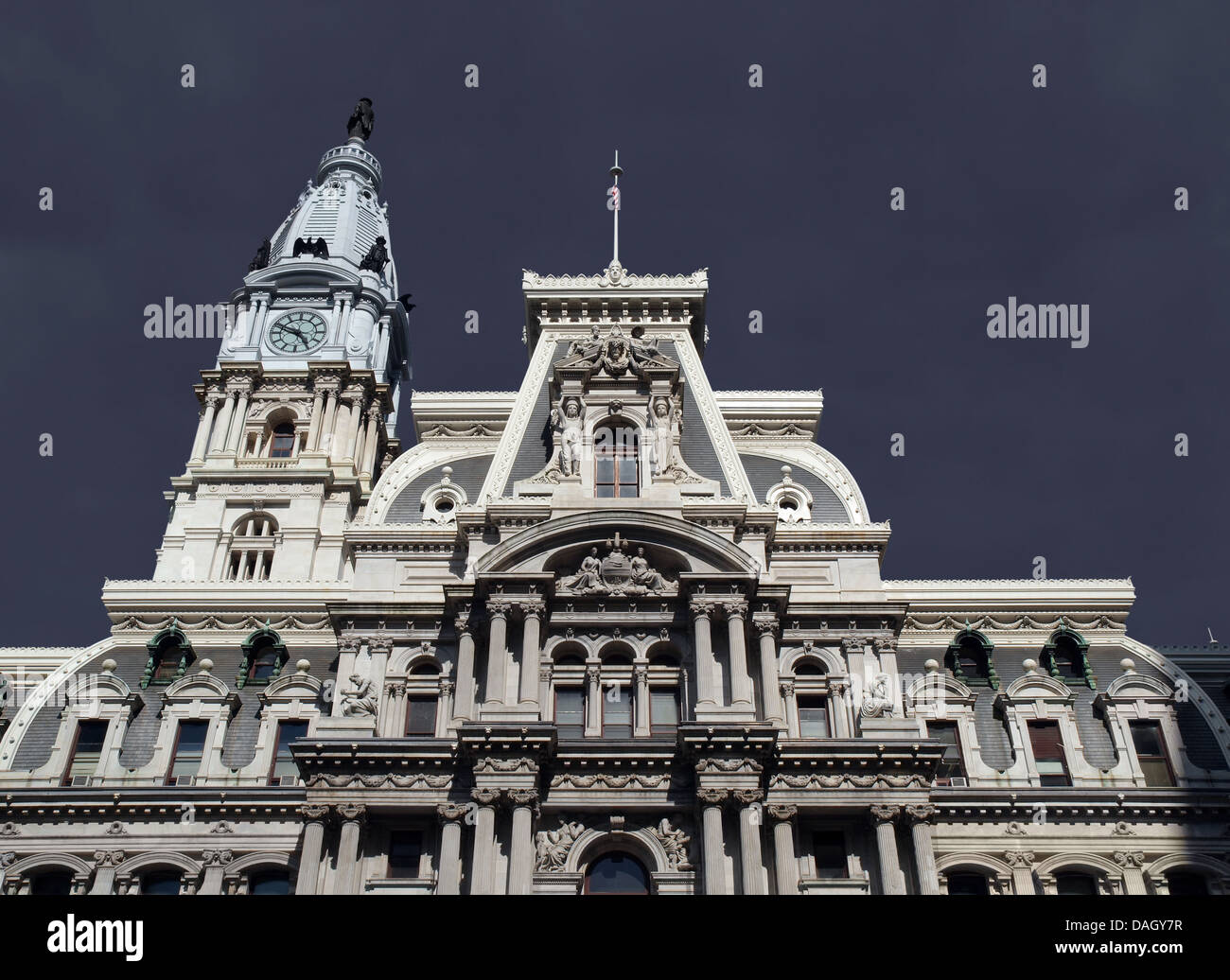 Philadelphia's landmark Hôtel de ville historique de bâtiment avec ciel de tempête. Banque D'Images