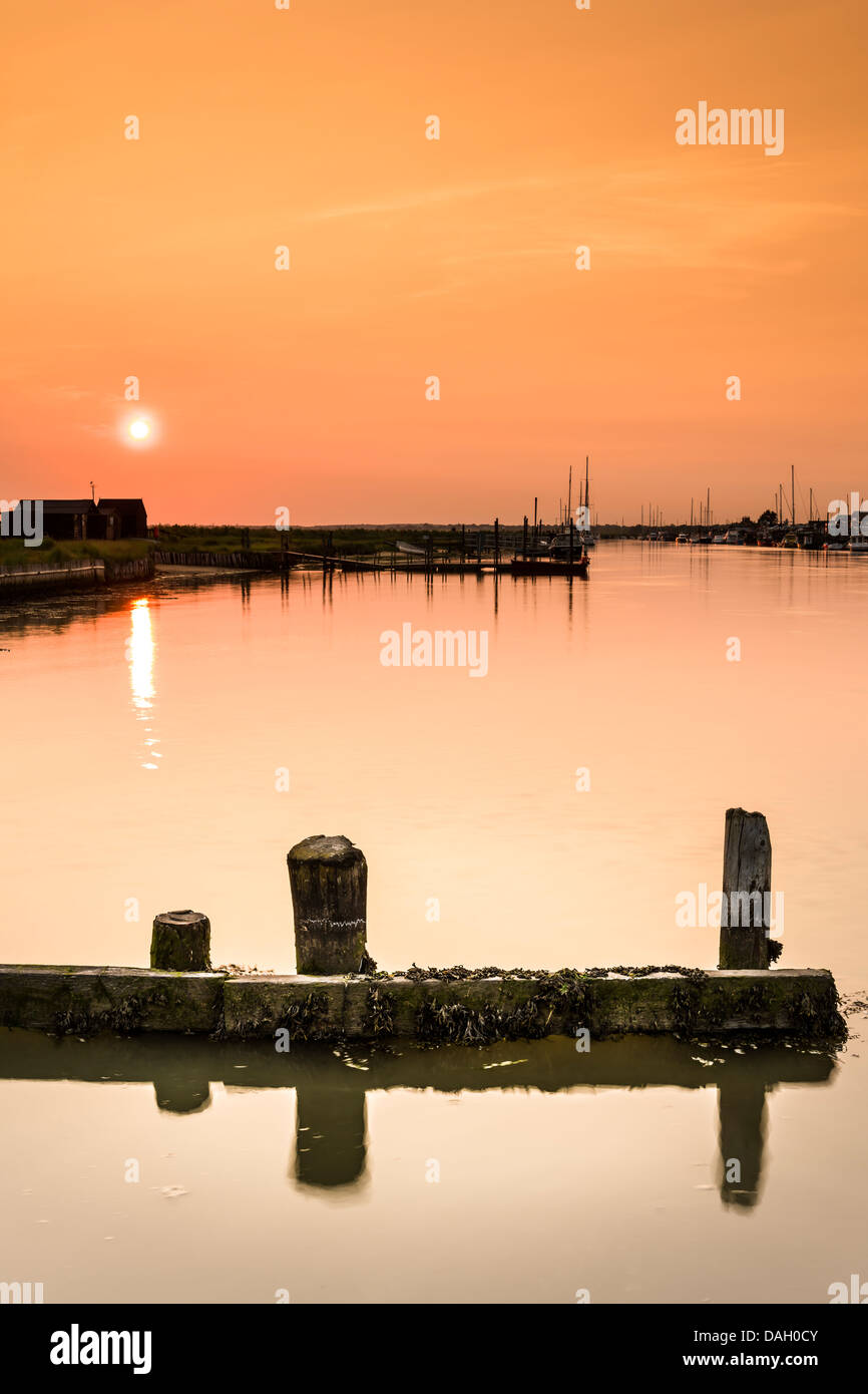 Songe d'un coucher de soleil sur l'estuaire de la rivière Blyth à Walberswick dans Suffolk - Angleterre. Banque D'Images