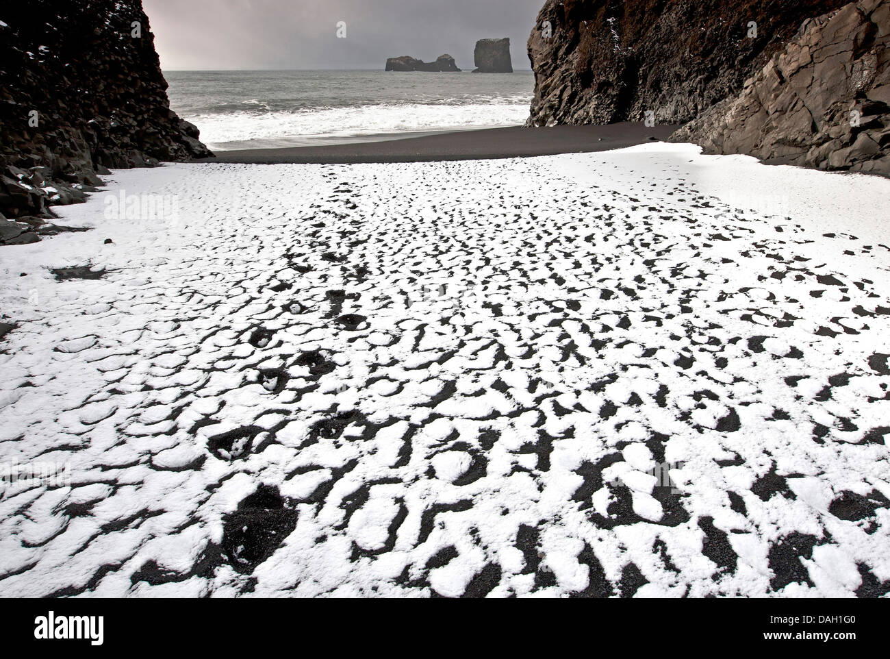 La baie couverte de neige, l'Islande, Dyrholaey, Vik, Reynisdrangar Banque D'Images