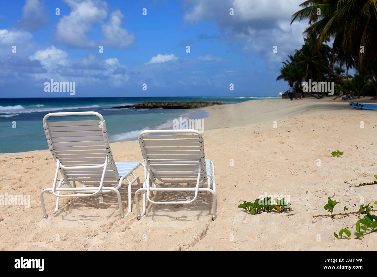 Invitant les chaises blanches sur une plage. La Barbade Banque D'Images