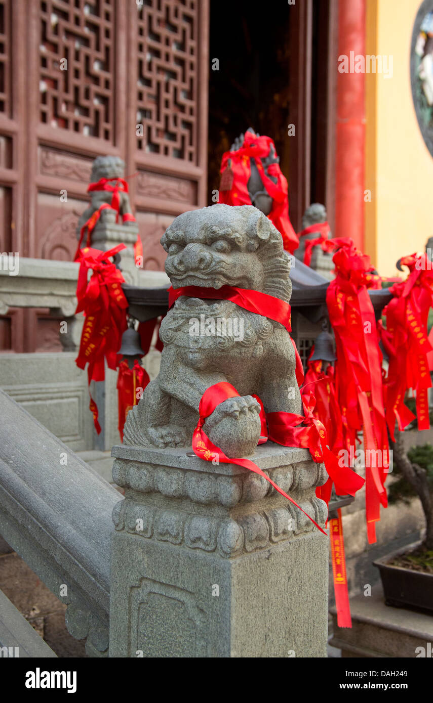 Temple du Bouddha de Jade stone statues des lions avec des rubans dans la cour Banque D'Images