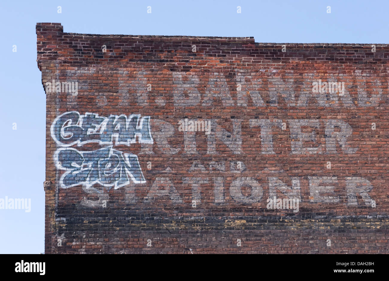 Mur à Ottawa, Canada, peint avec un vieux shop publicité : F.H. BARNARD IMPRIMANTE & papetier. Aussi un graffito plus. Banque D'Images