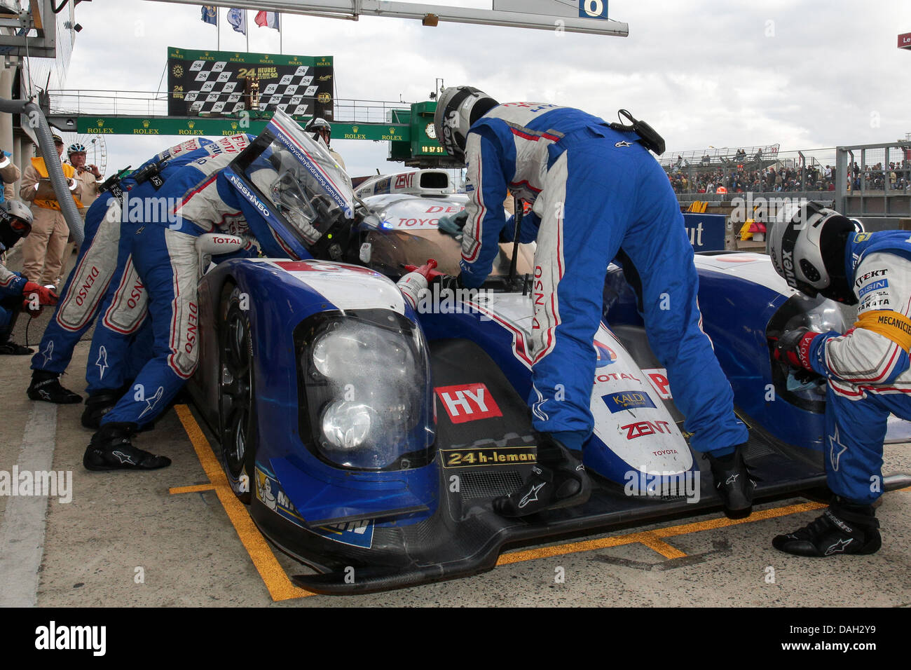 LE MANS, FRANCE - 22 juin Toyota # 8 est dans la voie des stands lors des 24 Heures du Mans Banque D'Images