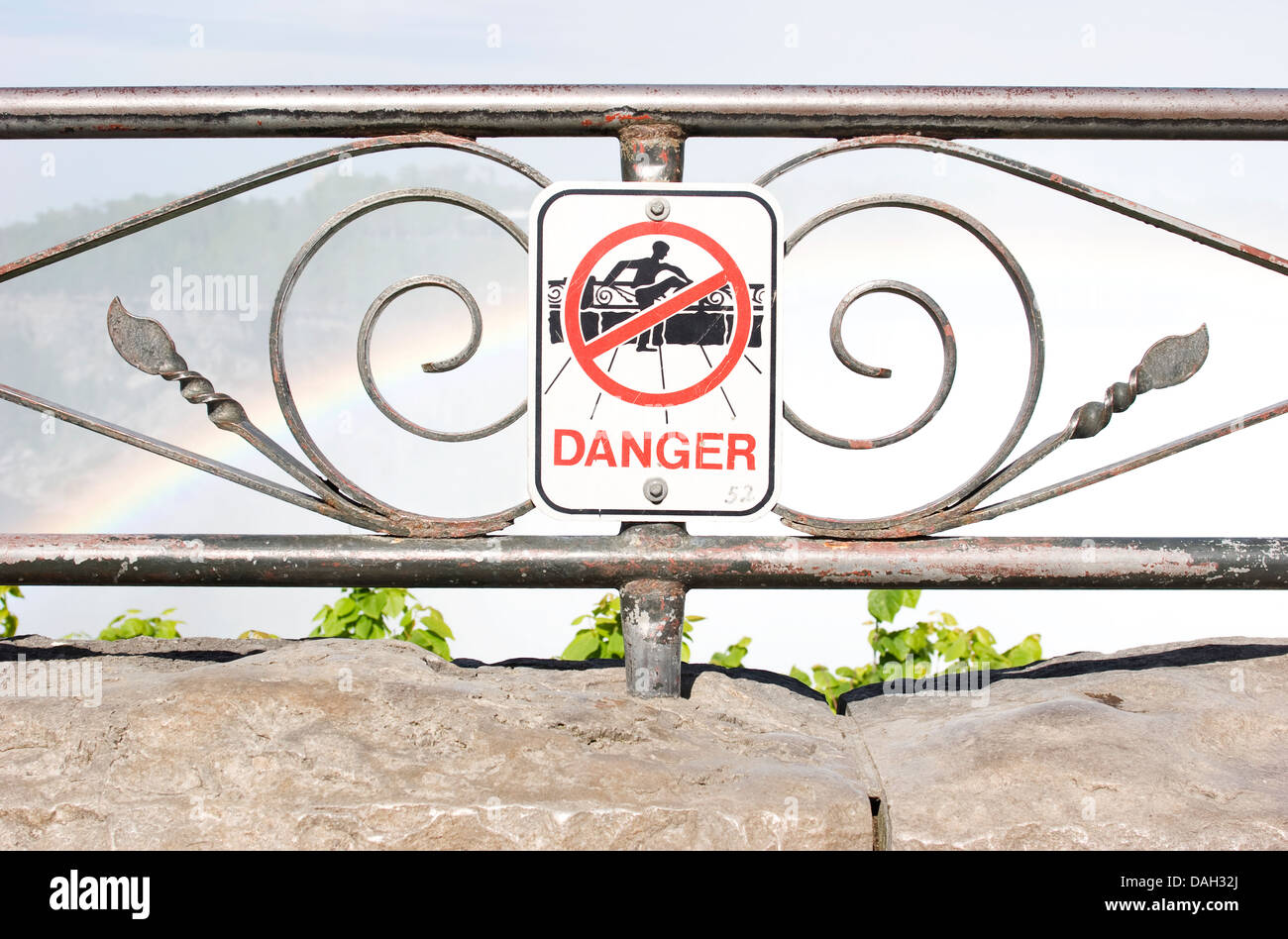 Le signe de danger sur les garde-corps à Niagara Falls, Canada : pas d'escalade sur les balustrades et entrer dans l'eau. Banque D'Images