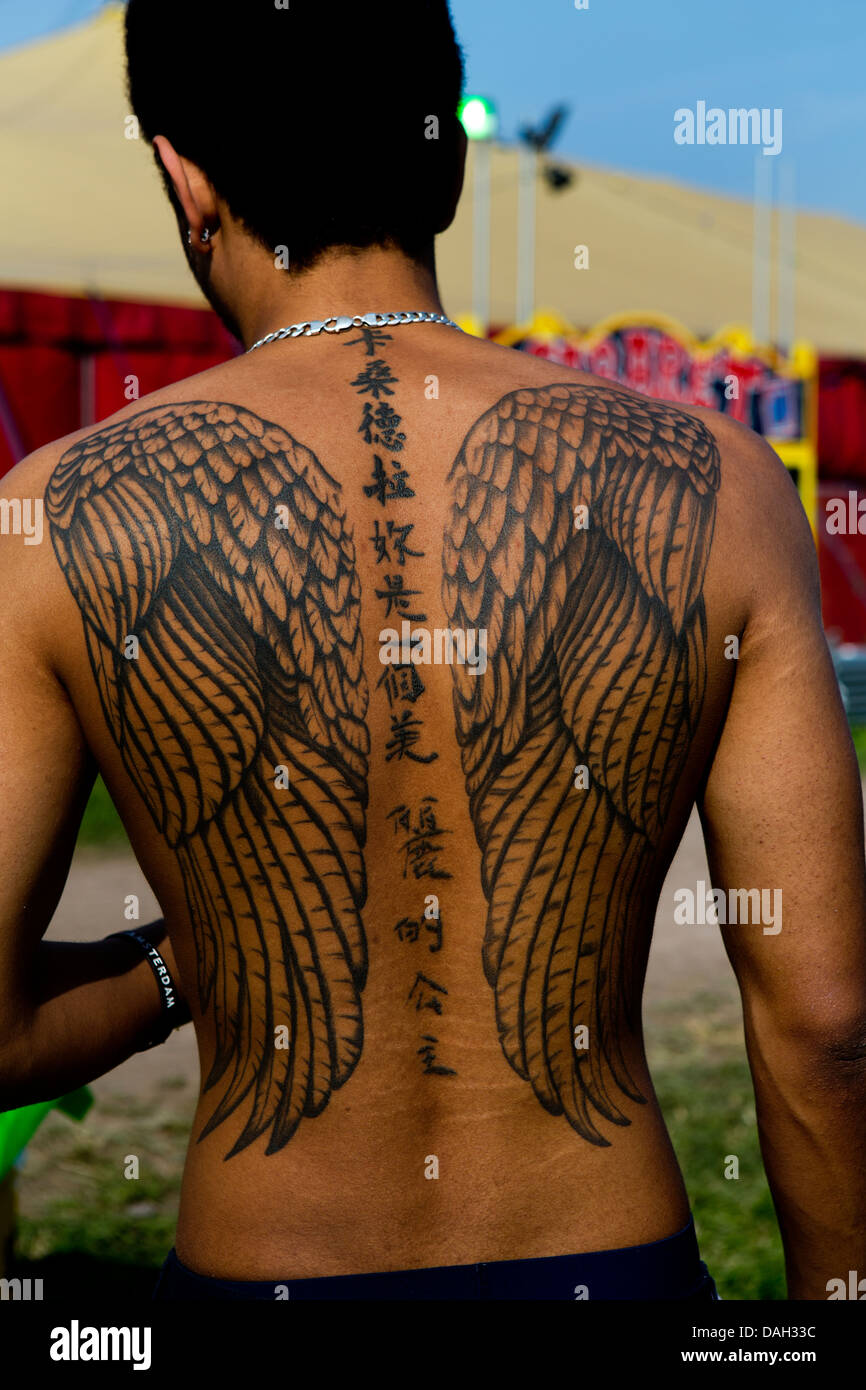 Garçon avec ange tatouage aile au festival de Glastonbury 2013 Banque D'Images