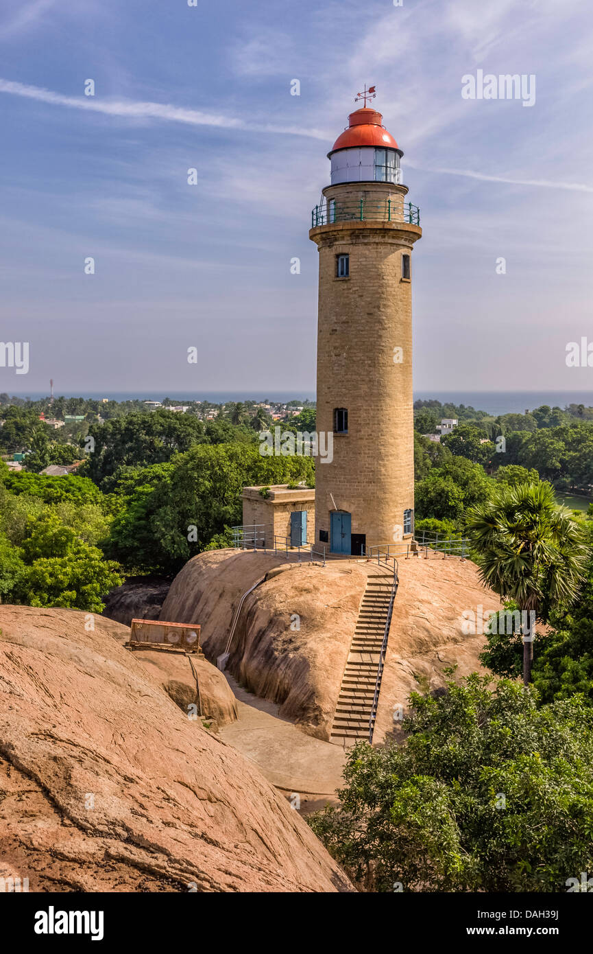 Vue sur le phare moderne construit sur le socle granitique rock à Mamallapuram, Tamil Nadu, Inde. Banque D'Images