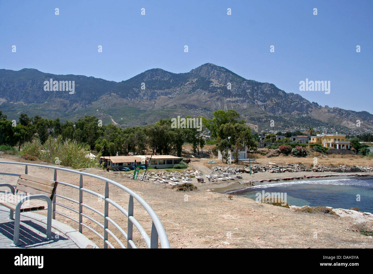 Le début de l'allée à Lapta Kyrenia, Chypre du Nord la baie Sardunya Banque D'Images