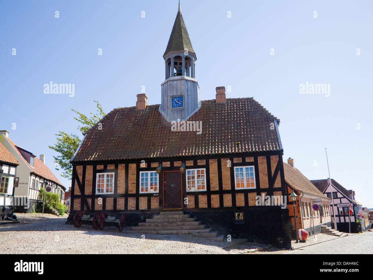 Ebeltoft DANEMARK EU Mairie construite 1789 avec clocher de l'église dans le centre-ville de pavées square musée maintenant des bâtiments à colombages Banque D'Images