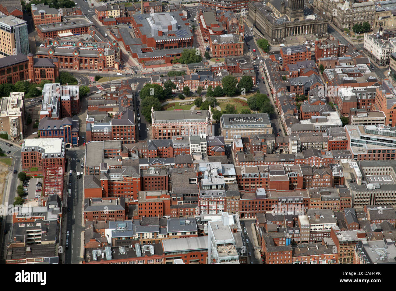 Vue aérienne du centre-ville de Leeds à l'échelle du Nord York Place, Place du Parc et la rue St Paul vers Park Square et Headrow Banque D'Images