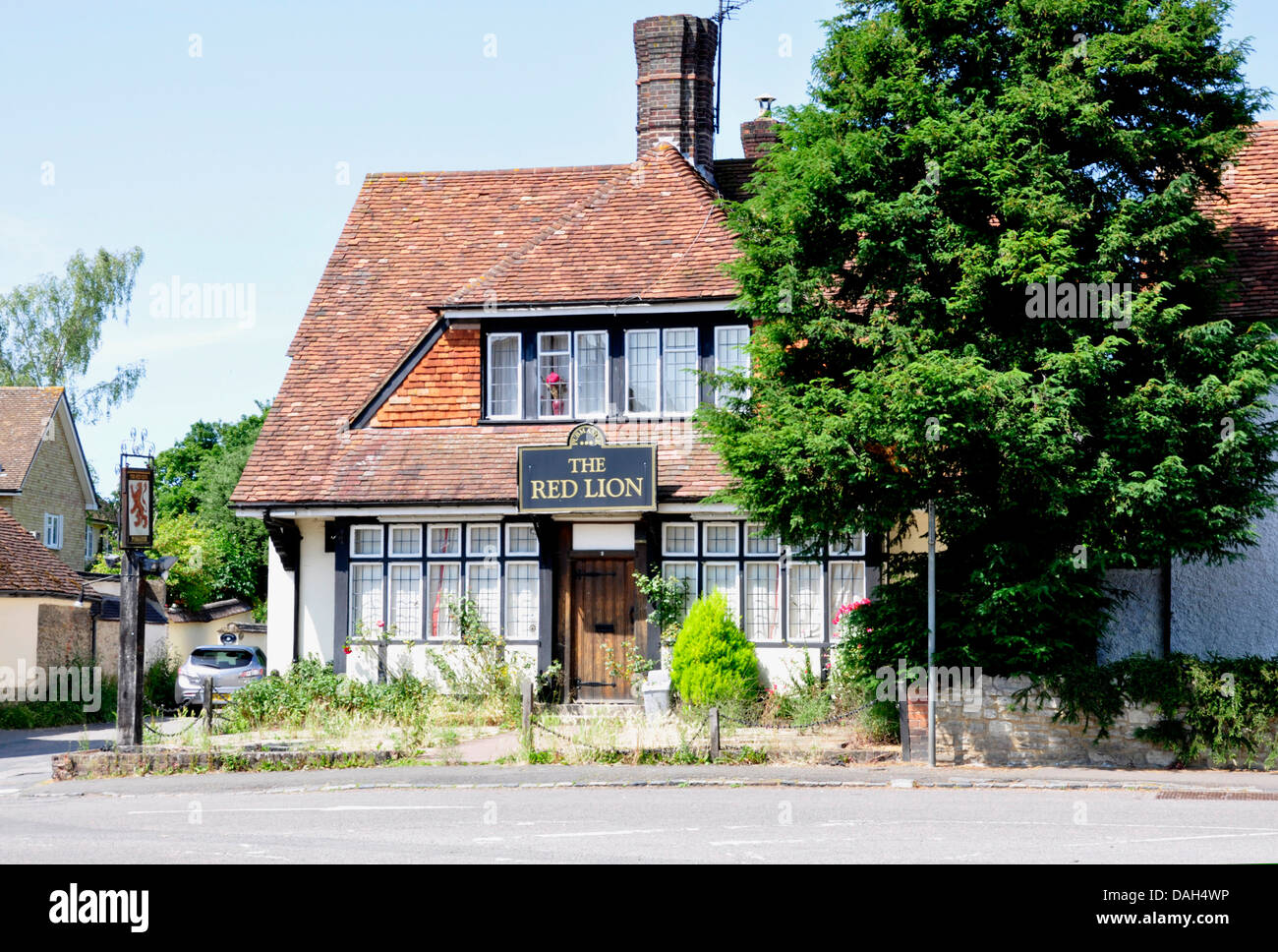 - Bucks Haddenham - un village pub - fermé - mauvaises herbes dans le jardin - overgrown - signe des temps Banque D'Images