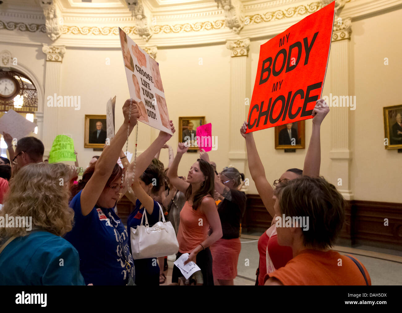 Des centaines de pro-vie et pro-choix à l'intérieur de la foule des militants de la capitale du Texas et de ralliement contre une nouvelle loi relative aux restrictions de l'avortement, créer le chaos à l'intérieur de la rotonde de la capitale. Banque D'Images