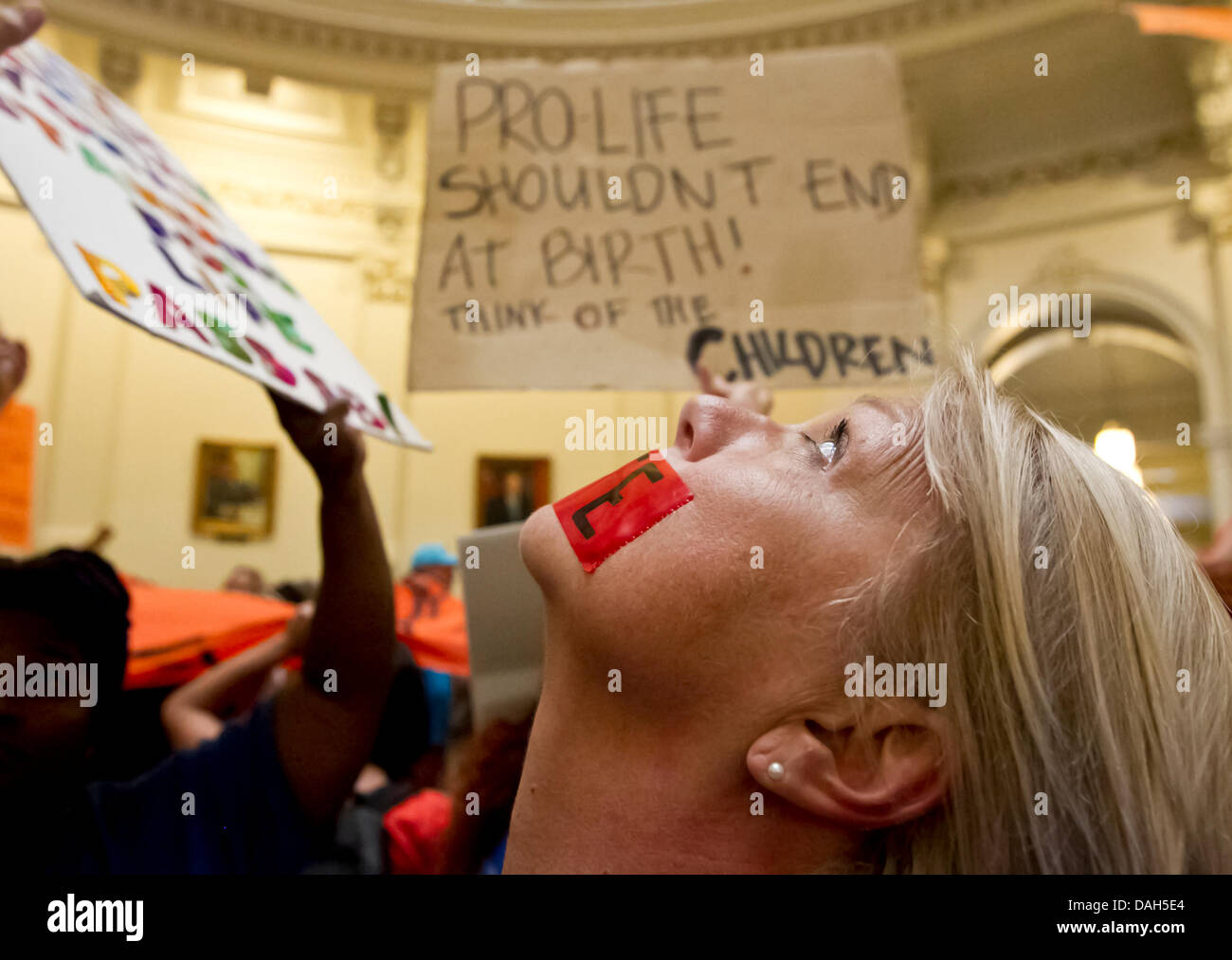 Des centaines de pro-vie et pro-choix à l'intérieur de la foule des militants de la capitale du Texas et de ralliement contre une nouvelle loi relative aux restrictions de l'avortement, créer le chaos à l'intérieur de la rotonde de la capitale. Banque D'Images