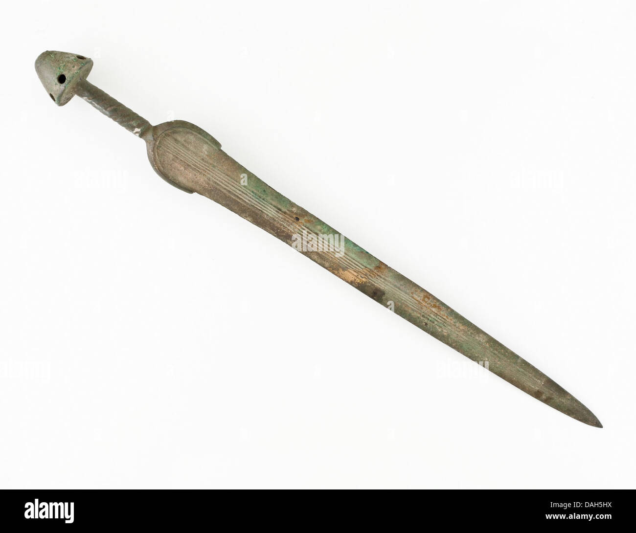 Ce poignard de cérémonie, en bronze, fait partie de la collection LACMA. Il présente un design et un savoir-faire complexes, illustrant le double rôle de l'arme dans les contextes de combat et de rituel dans les cultures anciennes. Banque D'Images Ce poignard de cérémonie, en bronze, fait partie de la collection LACMA. Il présente un design et un savoir-faire complexes, illustrant le double rôle de l'arme dans les contextes de combat et de rituel dans les cultures anciennes. Banque D'Images
