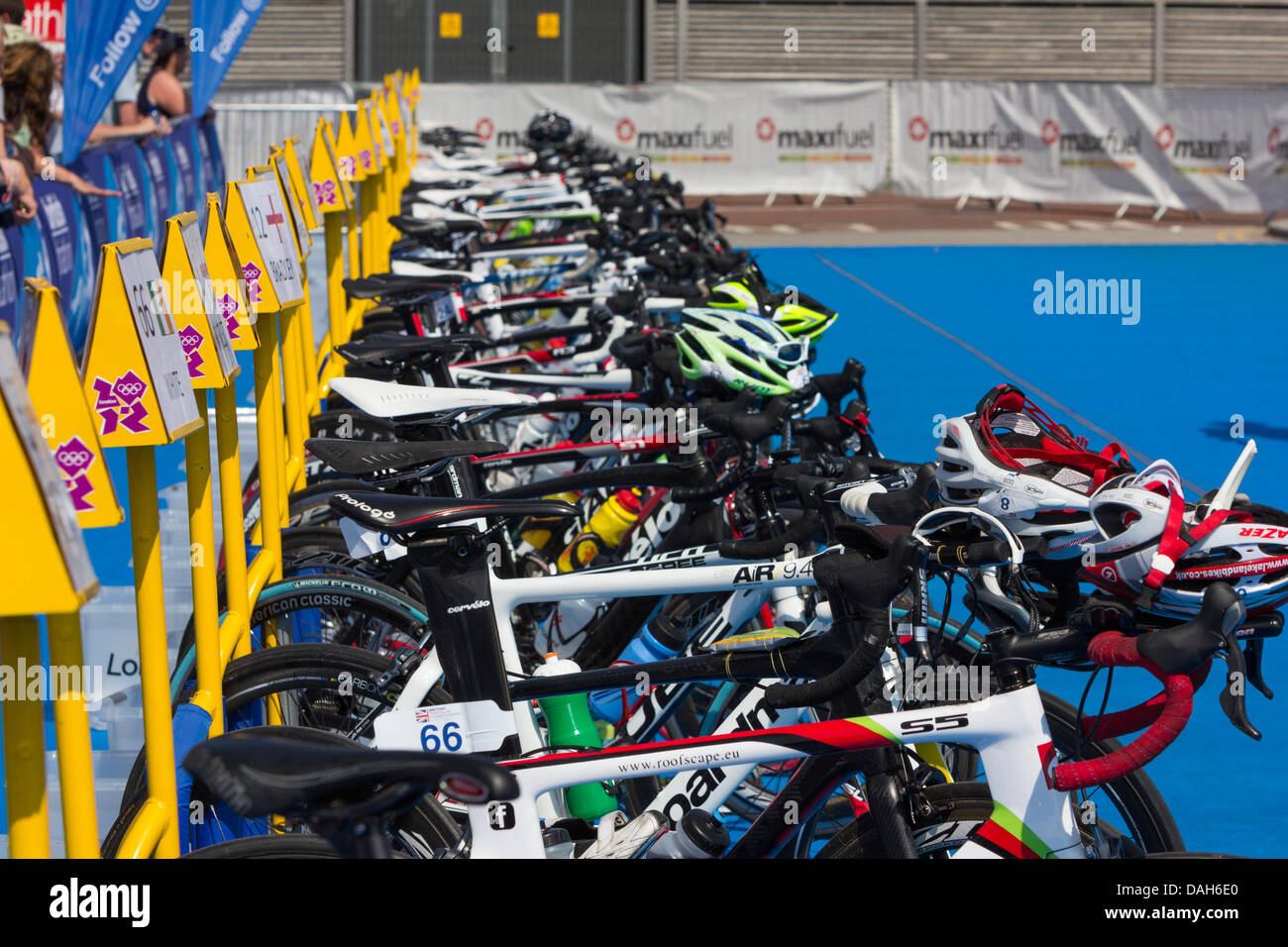 Liverpool, Royaume-Uni. 13 juillet 2013. Cycles à du point de transition d'un événement à l'or au championnat britannique à Liverpool (Royaume-Uni) le 13 juillet 2013. Les triathlètes du monde entier ont pris part. Crédit : Christopher Middleton/Alamy Live News Banque D'Images