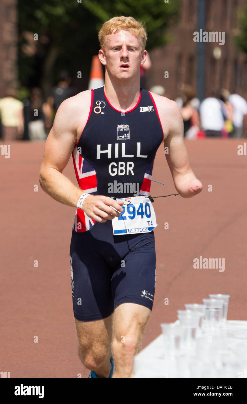 Liverpool, Royaume-Uni. 13 juillet 2013. La triathlonienne David Hill à partir de la Grande-Bretagne prend part à l'homme de Paratriathlon, championnats. La British Triathlon championnats ont eu lieu à Liverpool (Royaume-Uni) le 13 juillet 2013. Crédit : Christopher Middleton/Alamy Live News Banque D'Images