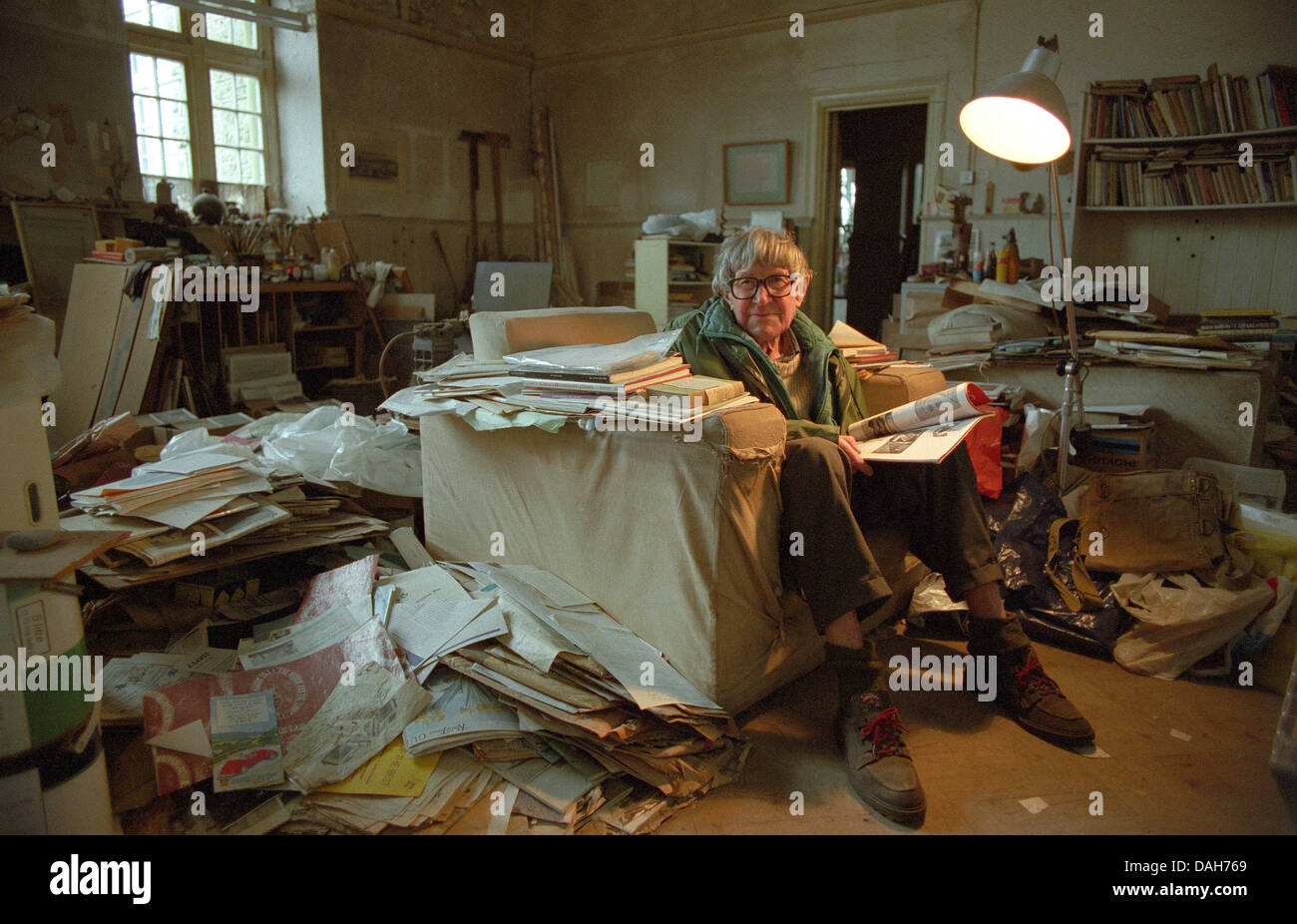 L'artiste John Wells dans son studio de Cornouailles. FILM rapide utilisé. Banque D'Images
