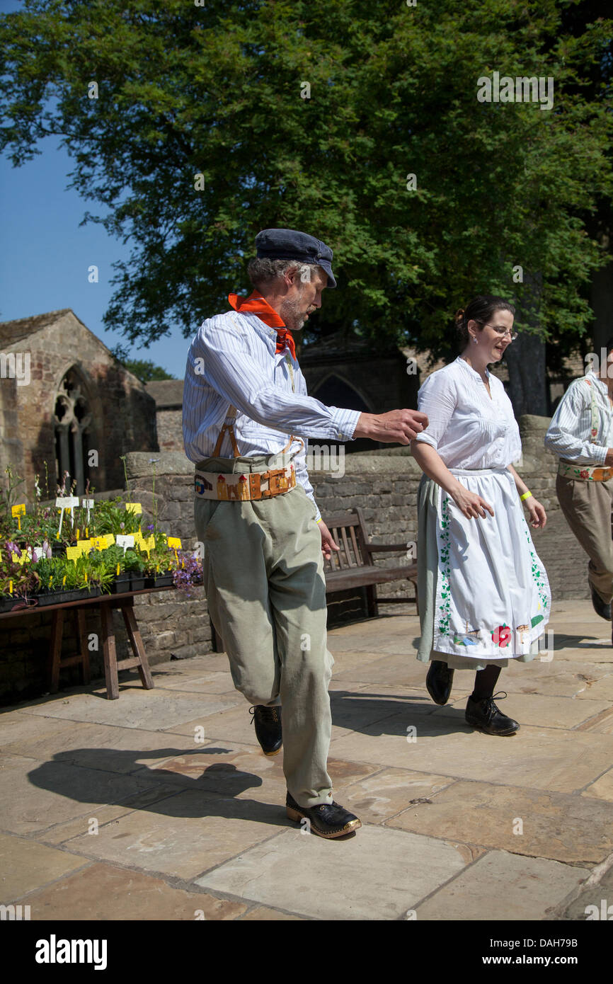 Danseuses STEP Clog au festival du Clogfest exclusivement pour le STEP-bobstrue. Des danseurs de toute l'Angleterre se sont rassemblés à Skipton, dans le North Yorkshire, pour le 10e anniversaire de la Clog-fest. Le Clogfest est le rassemblement national annuel de la communauté de danse Step Clog avec des danseurs qui se produisent au château de Skipton, à l'hôtel de ville, à Victoria Square et dans le bassin du canal. Banque D'Images