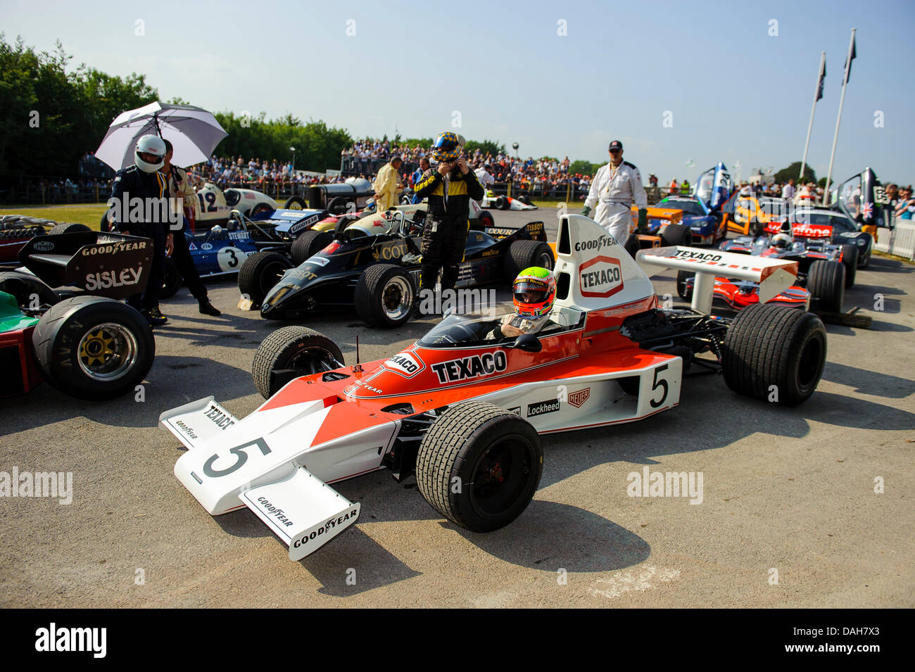 Chichester, UK. 13 juillet 2013. Pilote d'essai McLaren Oliver Turvey s'aligne dans une McLaren M23 pendant la deuxième journée de l'2013 Goodwood Festival of Speed dans le parc de Goodwood House. Credit : Action Plus Sport Images/Alamy Live News Banque D'Images