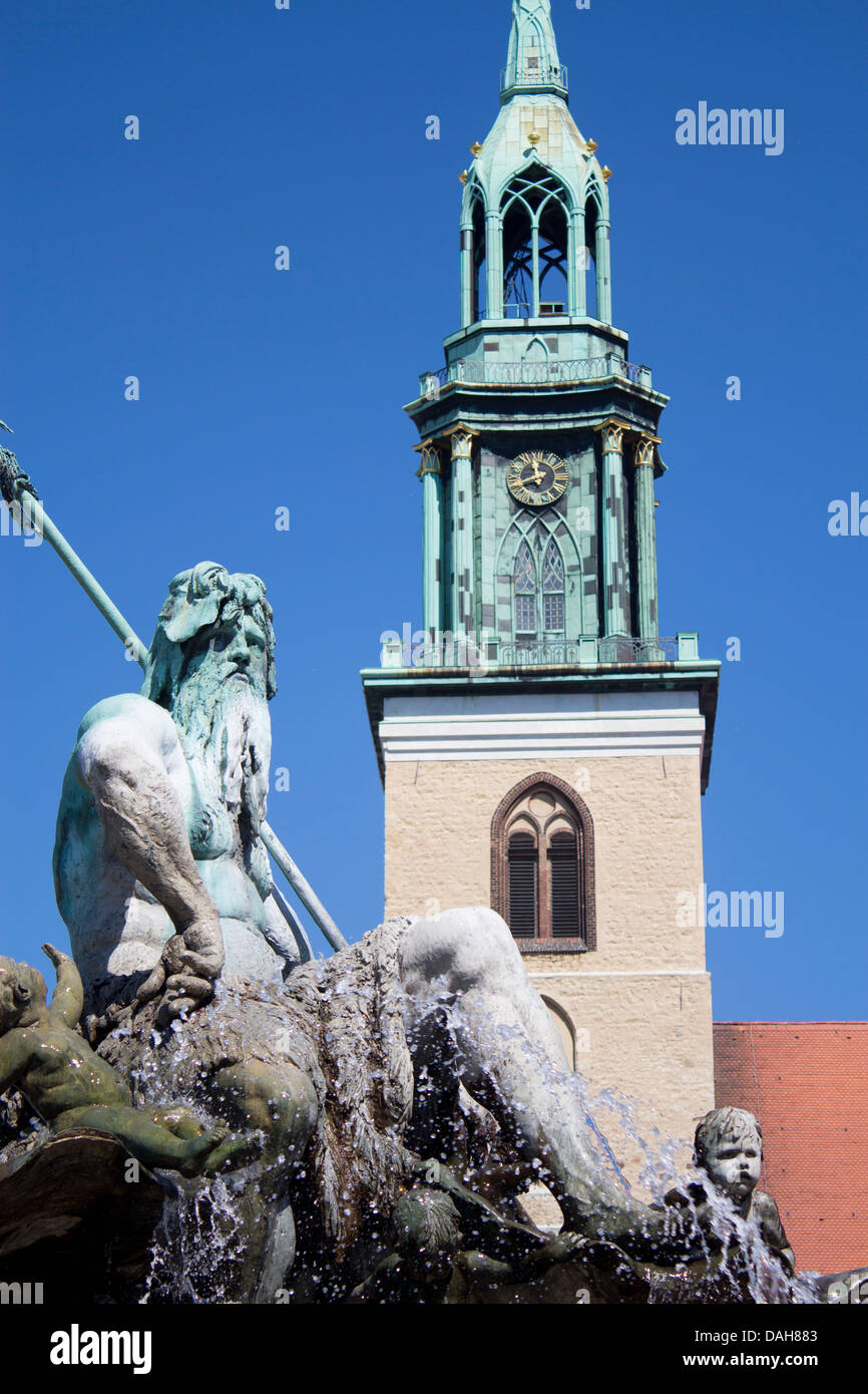Neptune Statue et Fontaine (Neptunbrunnen) et clocher de l'église Marienkirche Allemagne Berlin Mitte Banque D'Images
