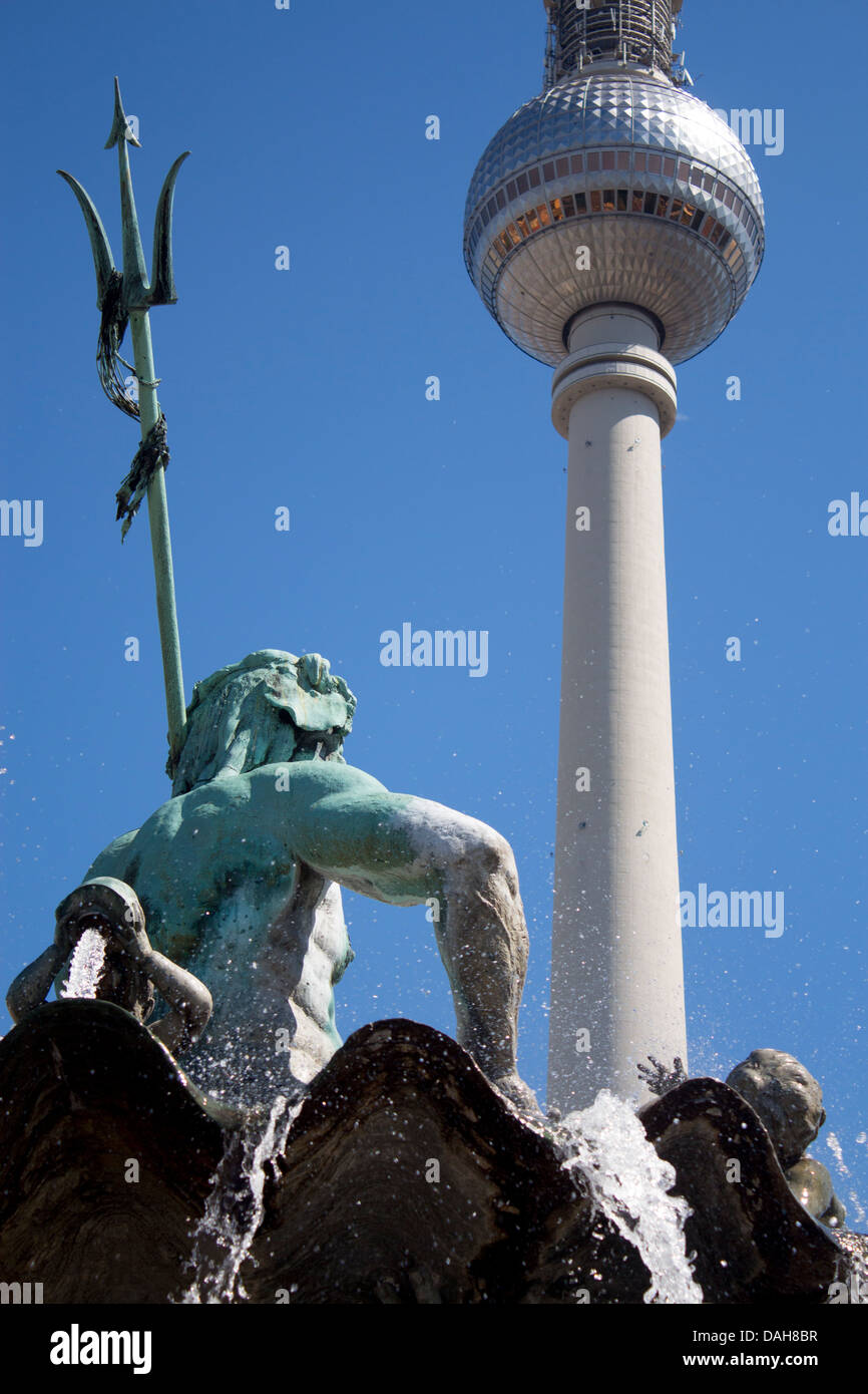 Fernsehturm, la tour de télévision avec Neptune statue et fontaine (Neptunbrunnen) en premier plan Mitte Berlin Allemagne Banque D'Images