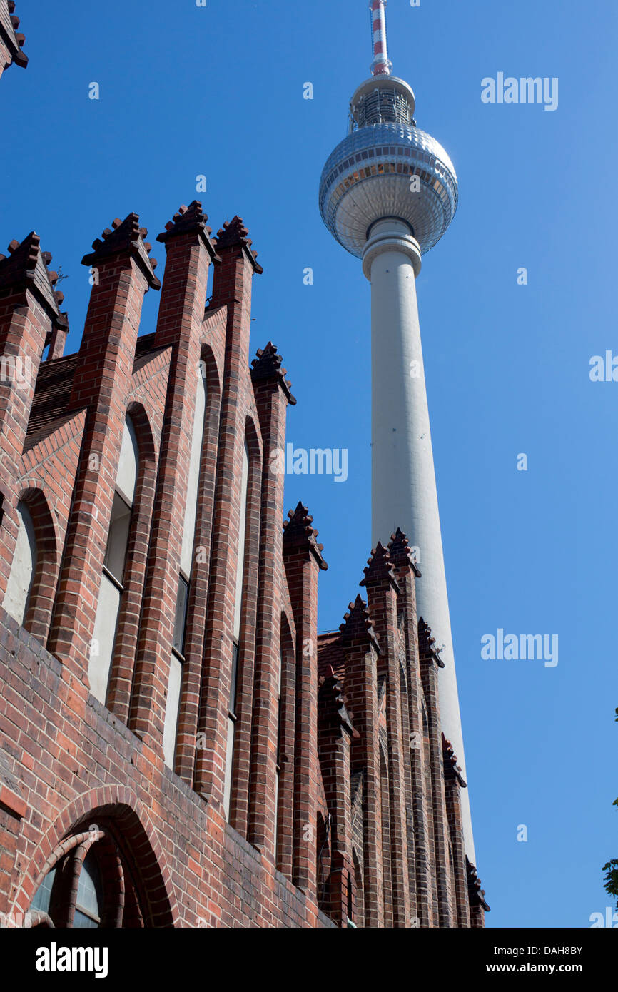 Fernsehturm, la tour de télévision et d'une partie de l'église Marienkirche en premier plan Mitte Berlin Allemagne Banque D'Images