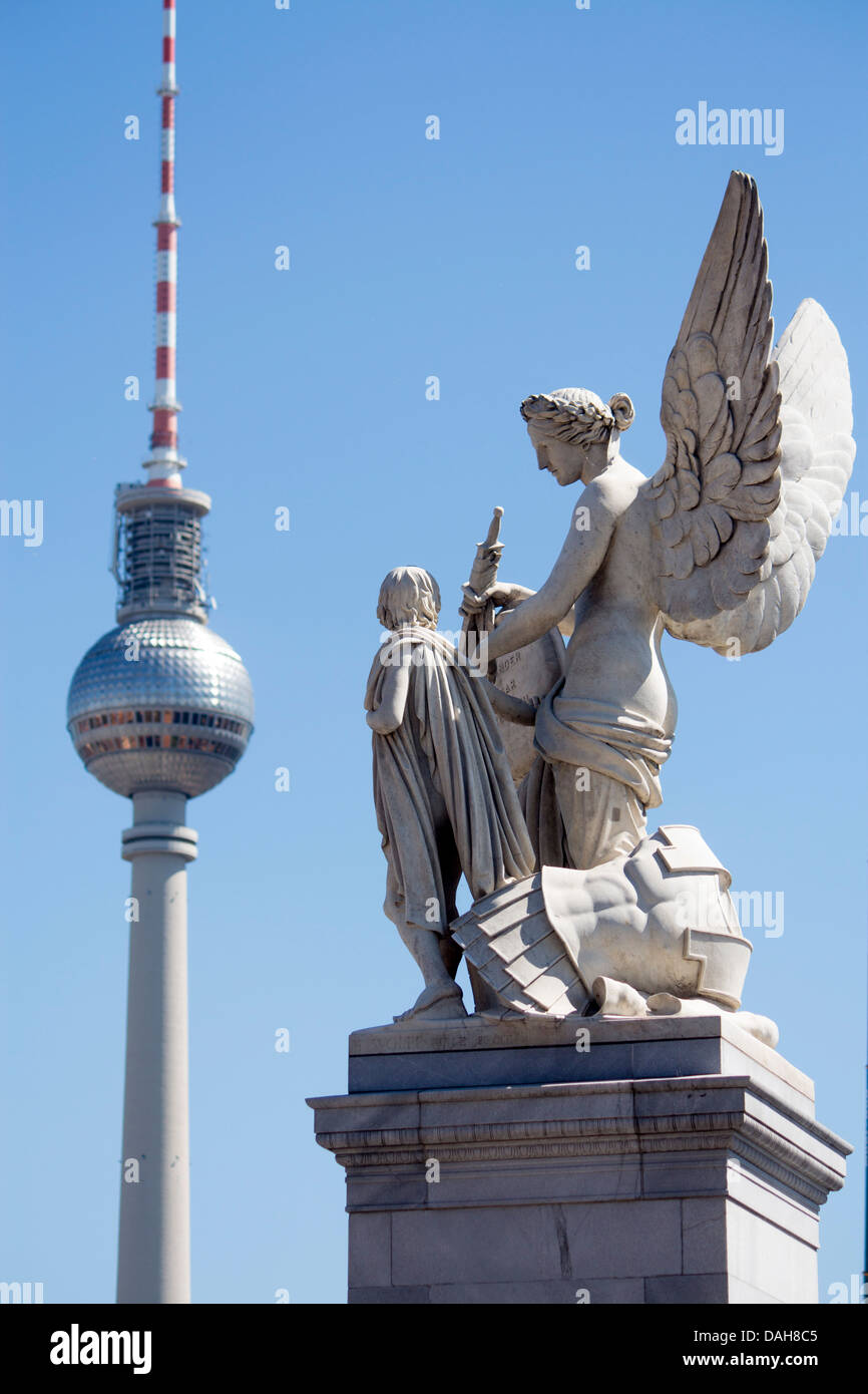 Fernsehturm, la tour de télévision avec statue de l'ange sur le pont en premier plan Mitte Berlin Allemagne Banque D'Images