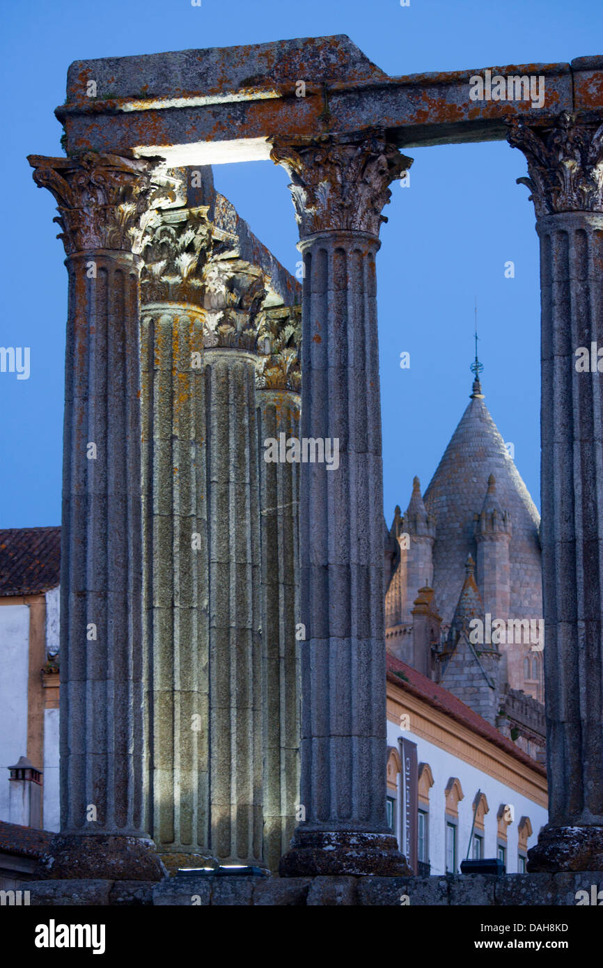 Évora cathédrale Sé tower vu par piliers du temple de Diana / Roman Temp au crépuscule / Crépuscule / nuit Évora Alentejo Portugal Banque D'Images