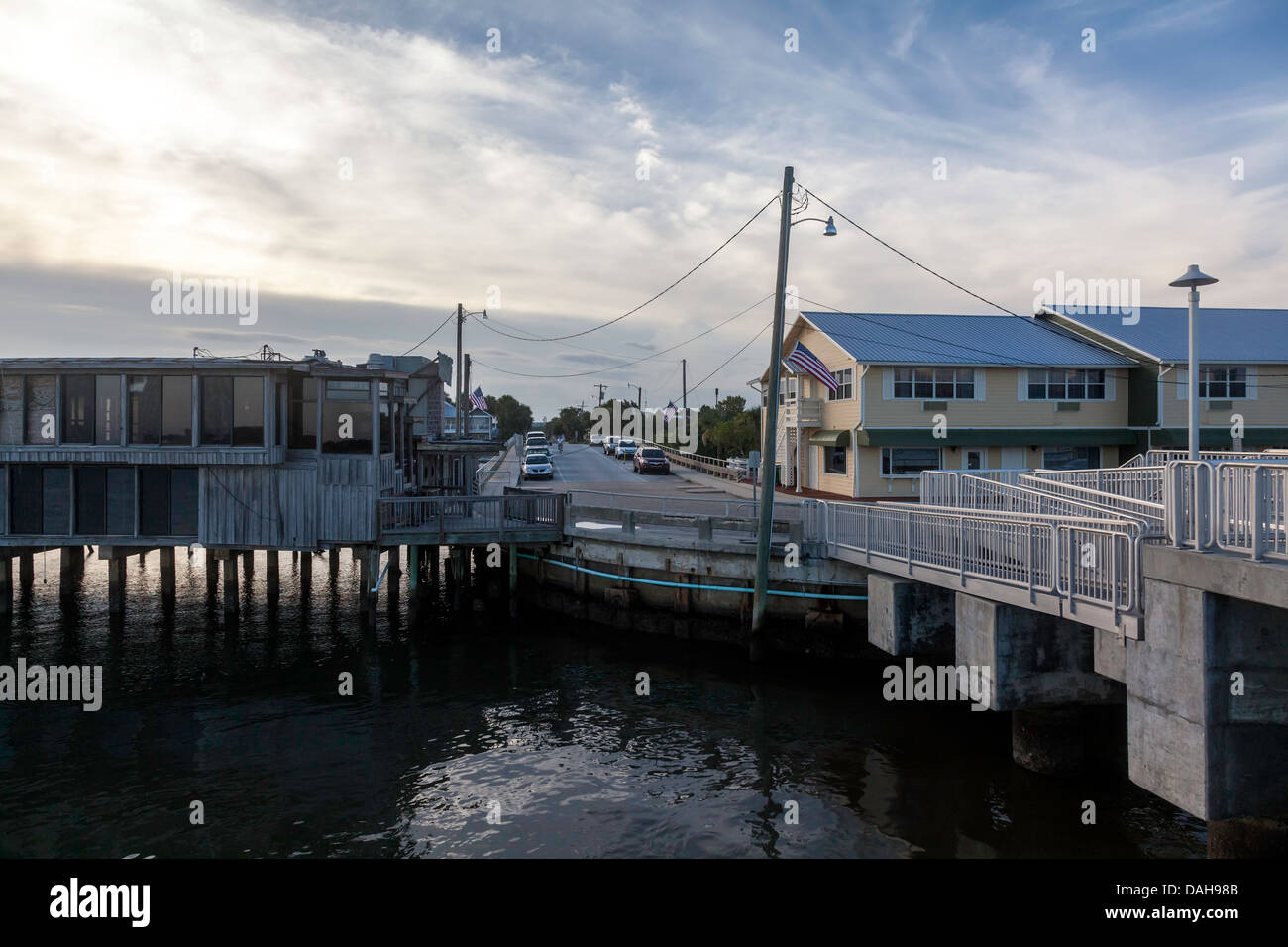 Pont menant à Dock Street, restaurant et de détail, des bâtiments sur pilotis et entrée de la Cedar Key la jetée de pêche au coucher du soleil. Banque D'Images