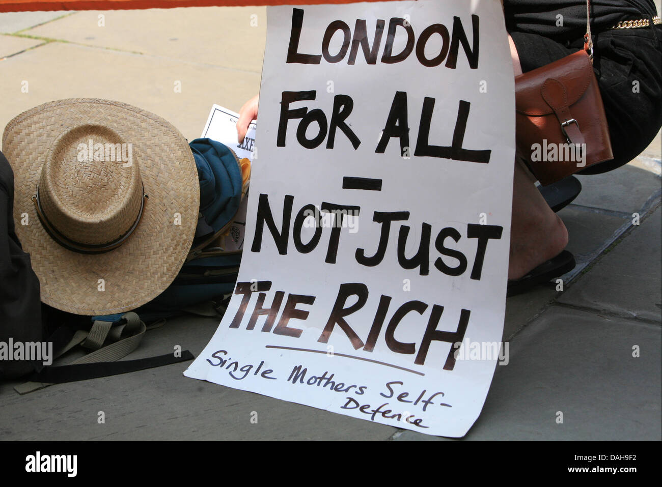 Londres, Royaume-Uni. Le 13 juillet, 2013. Chambre anti mis en scène de protestation d'impôts à l'extérieur du Parlement Crédit : Mario Mitsis / Alamy Live News Banque D'Images