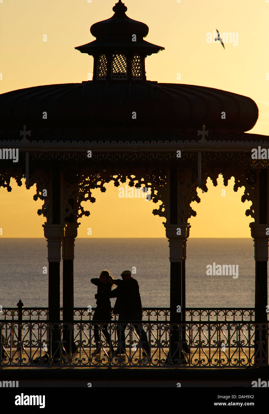 La silhouette du couple Dancing on the Victorian kiosque, front de mer de Brighton. East Sussex, Angleterre Banque D'Images
