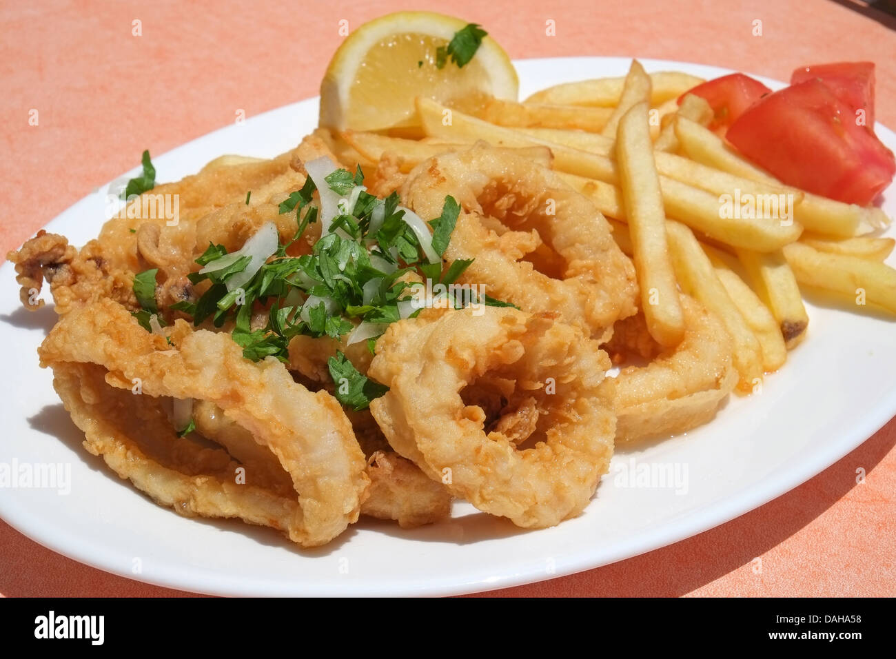 Anneaux de calamars frit et frites dîner - faible profondeur de champ Banque D'Images