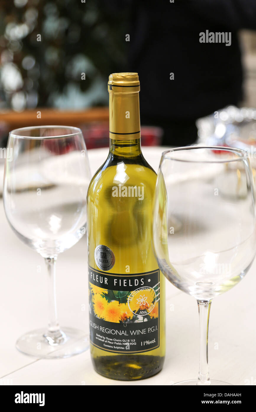 Bouteille de vin blanc anglais et deux verres à vin Photo Stock - Alamy