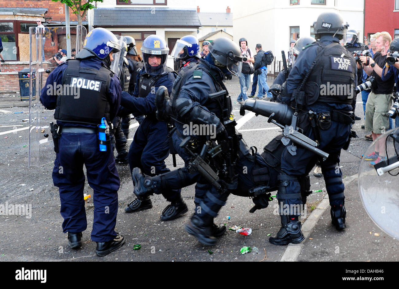 Belfast, Royaume-Uni. 12 juillet, 2013. Un total de 32 policiers ont été blessés dans ce que l'agent en chef Matt Baggott décrit comme 'shocking et scandaleux" la violence, y compris la tête, les yeux et les blessures de la jambe. 400 autres étaient des renforts provenant de la Grande-Bretagne. Crédit : andrew chittock/Alamy Live News Banque D'Images