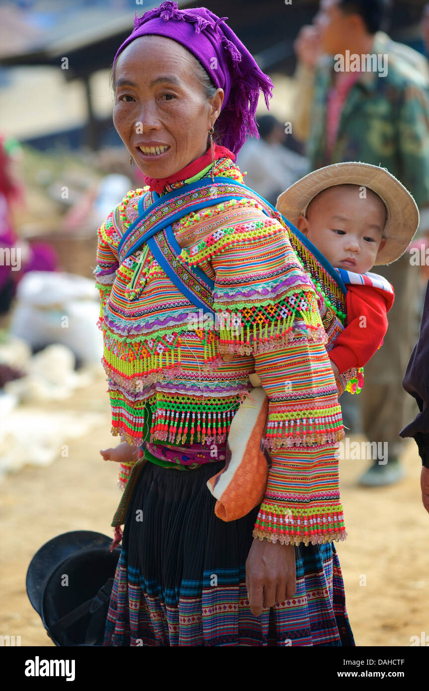 Femme avec enfant Flower Hmong en costume tribal distinctif. Pouvez Cau, au Vietnam. Parution du modèle Banque D'Images