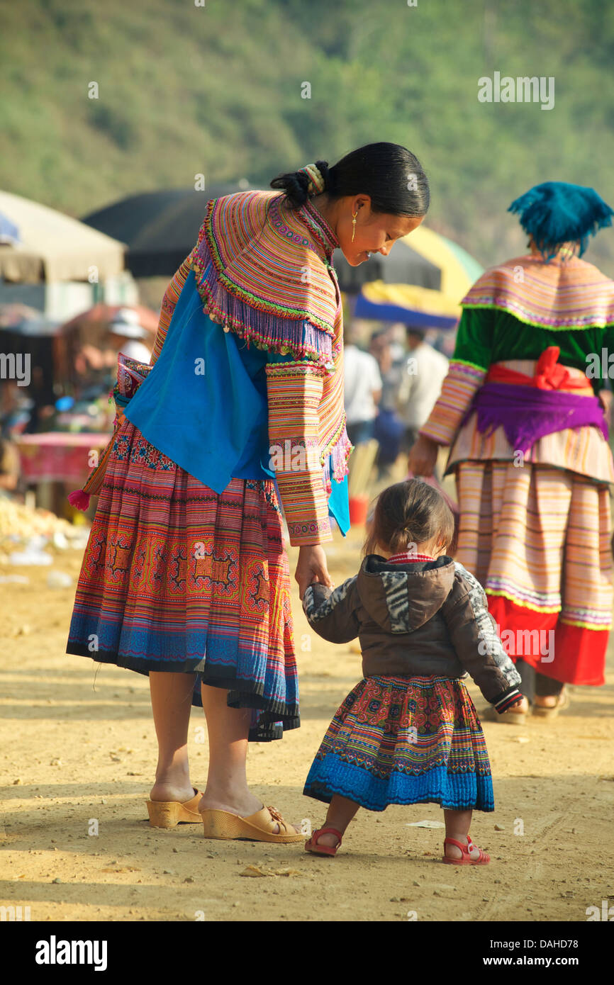 Femme Hmong et les tout-petits, peuvent cau, près de Bac Ha, province de Lao Cai, Vietnam Banque D'Images