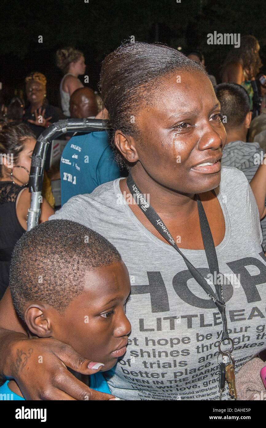 13 juillet 2013 - Sanford, FL, USA : Darrsie Jackson avec son enfant Linzey Stafford réagit à l'extérieur non coupable du Seminole County Courthouse au cours de la deuxième journée de délibération du jury dans le procès de George Zimmerman, Zimmerman a été inculpé en 2012 pour la mort de Trayvon Martin. George Zimmerman a été déclaré non coupable à Sanford, FL Banque D'Images