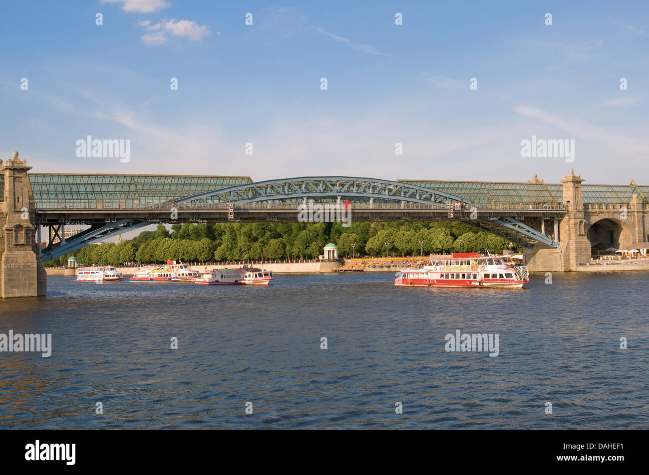 Vue de Moscou. Andreyevsky Pushkinsky pont et passerelle pour piétons Banque D'Images