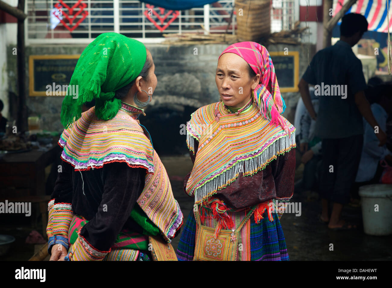 Les femmes Flower Hmong au marché Coc Ly, près de Bac Ha, Vietnam Banque D'Images