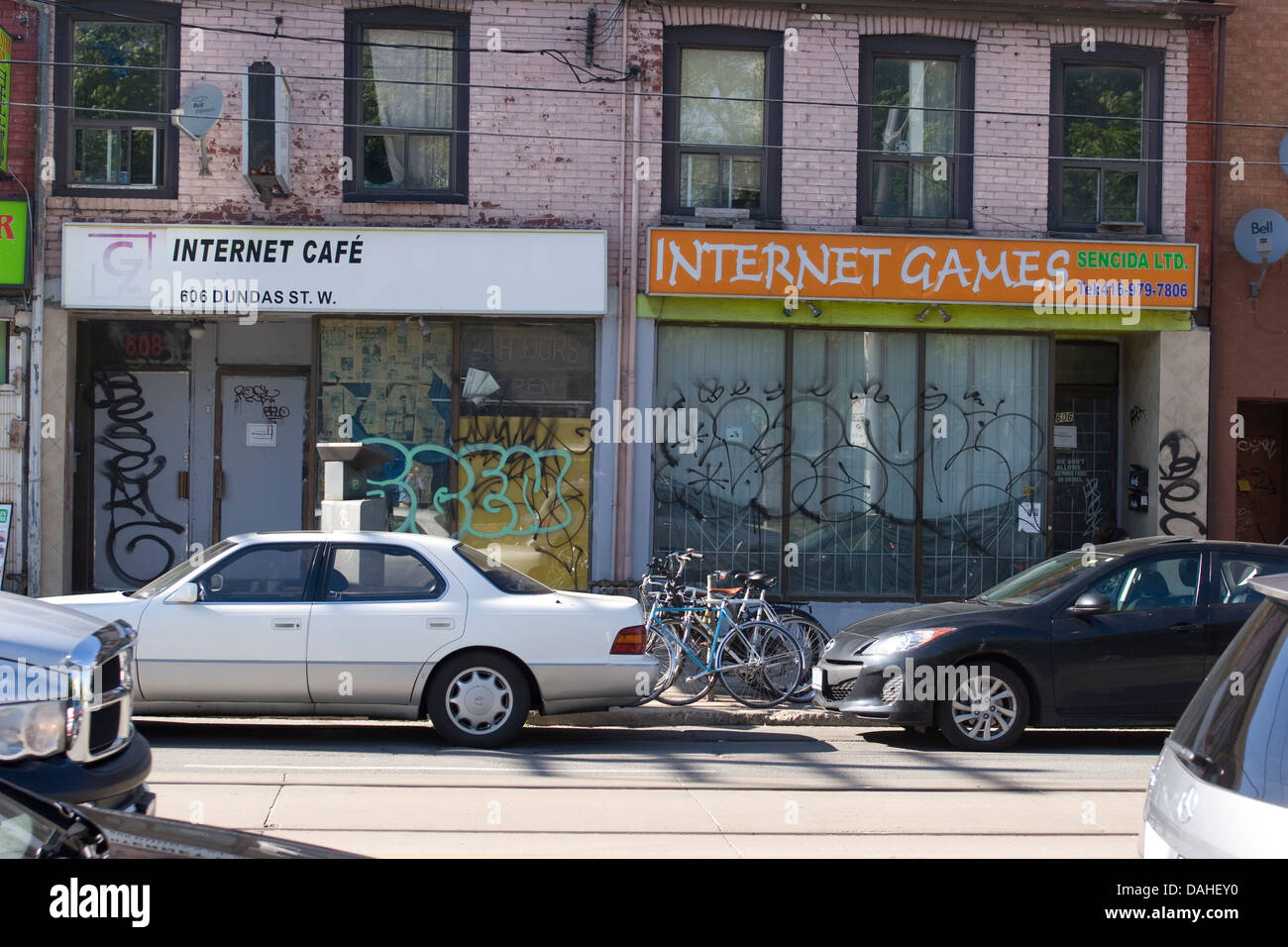 Internet café fermé et jeux internet boutiques dans la rue Dundas Ouest, Toronto, Ontario, Canada. Banque D'Images