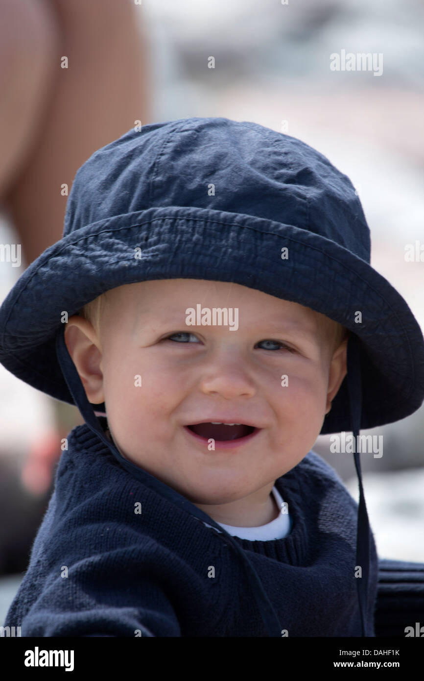 Un garçon âgé d'un an en souriant. Banque D'Images