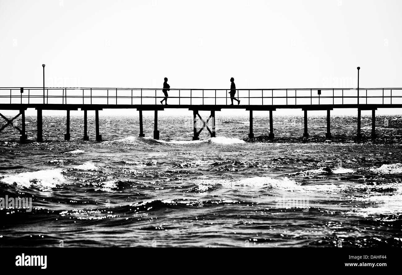 L'image graphique de deux personnes marchant sur un trottoir Banque D'Images