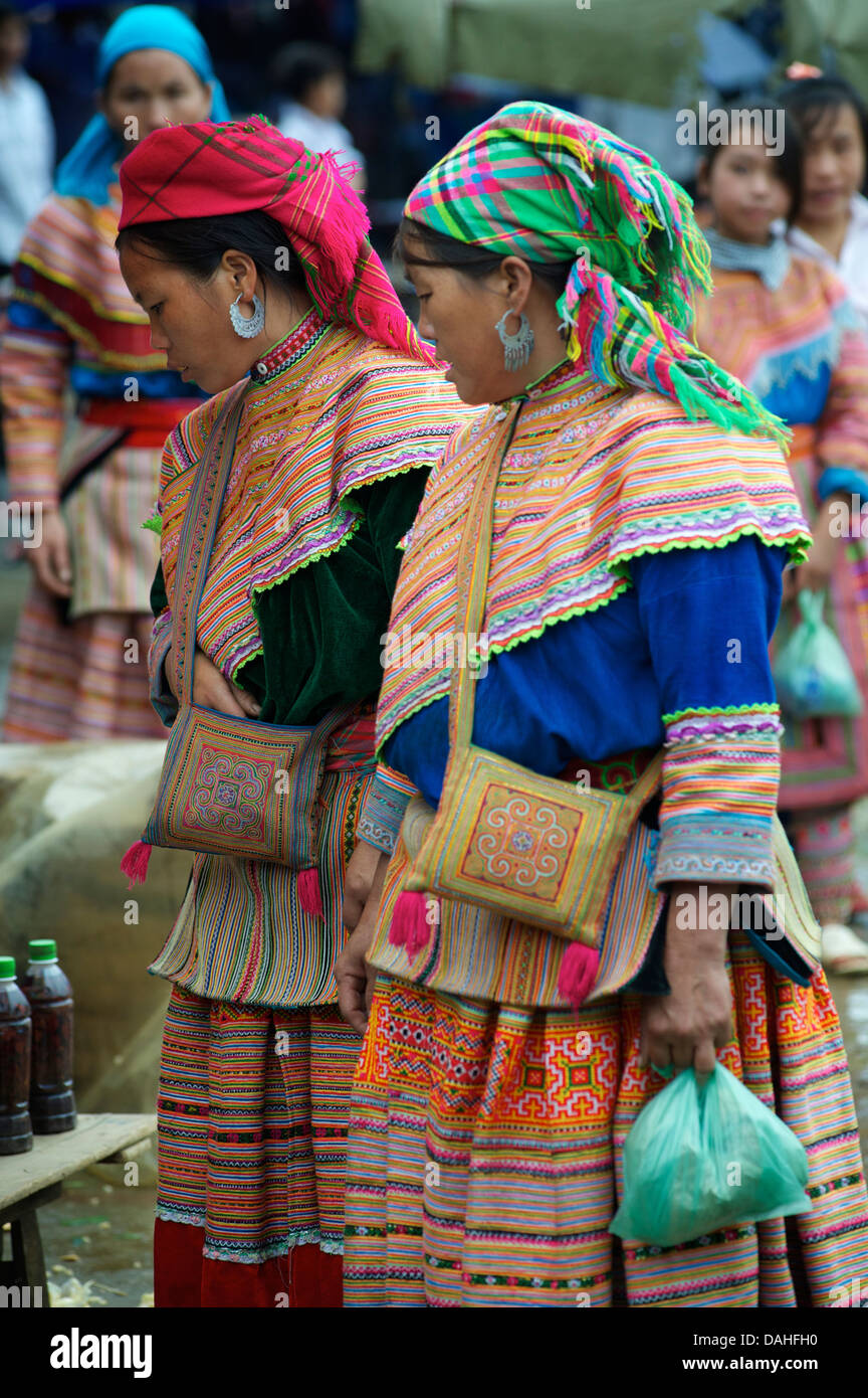 Les femmes Hmong shoppig à Bac Ha marché Dimanche, province de Lao Cai, Vietnam Banque D'Images