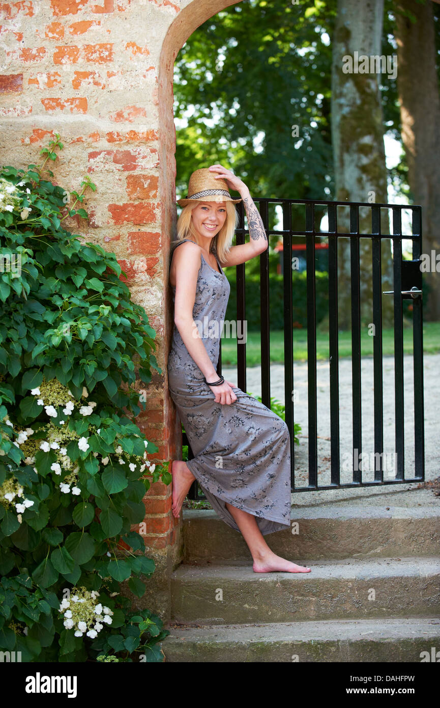 Belle fille blonde posing Banque D'Images