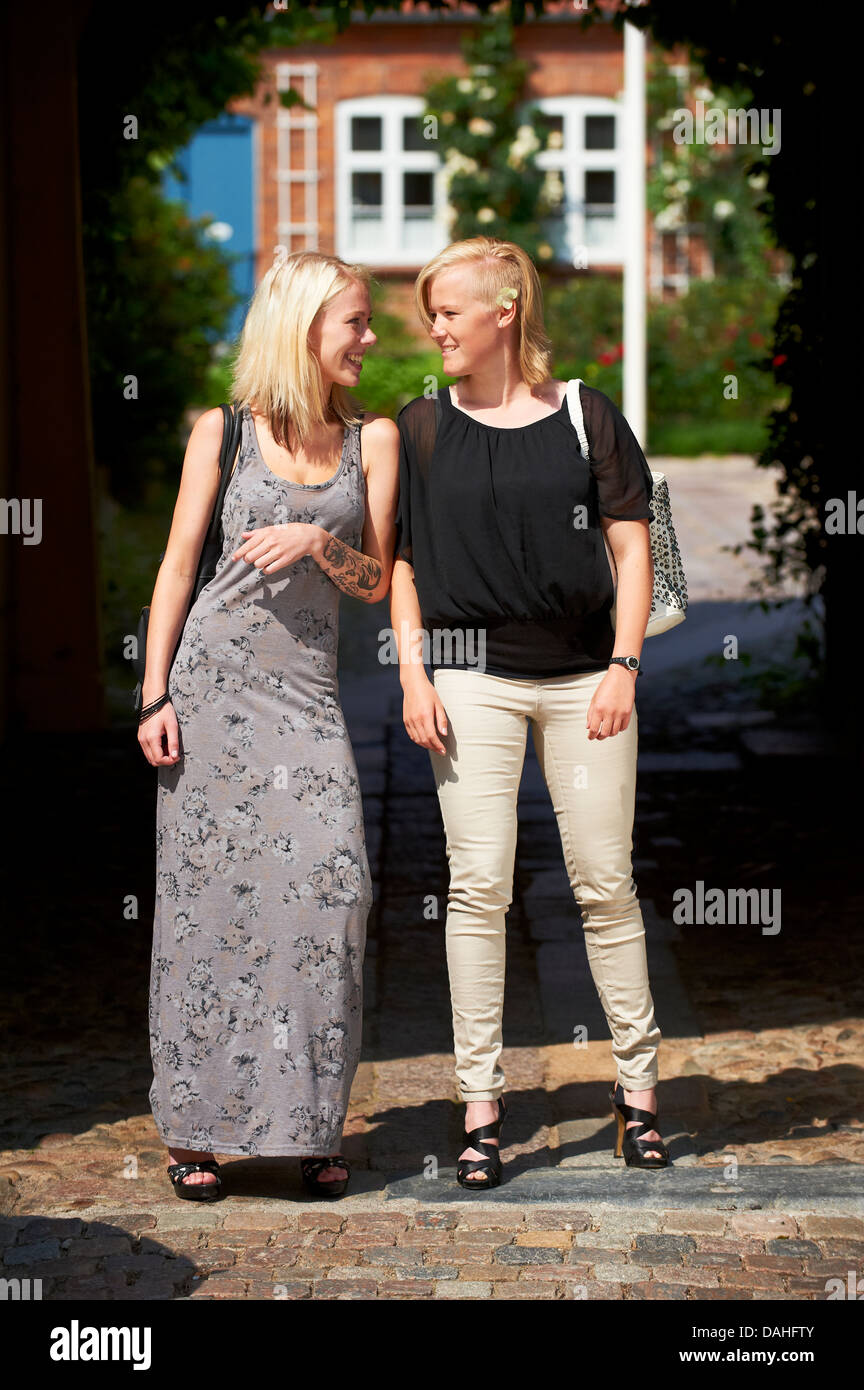 Deux jeunes filles blondes secrets partage avec l'autre Banque D'Images