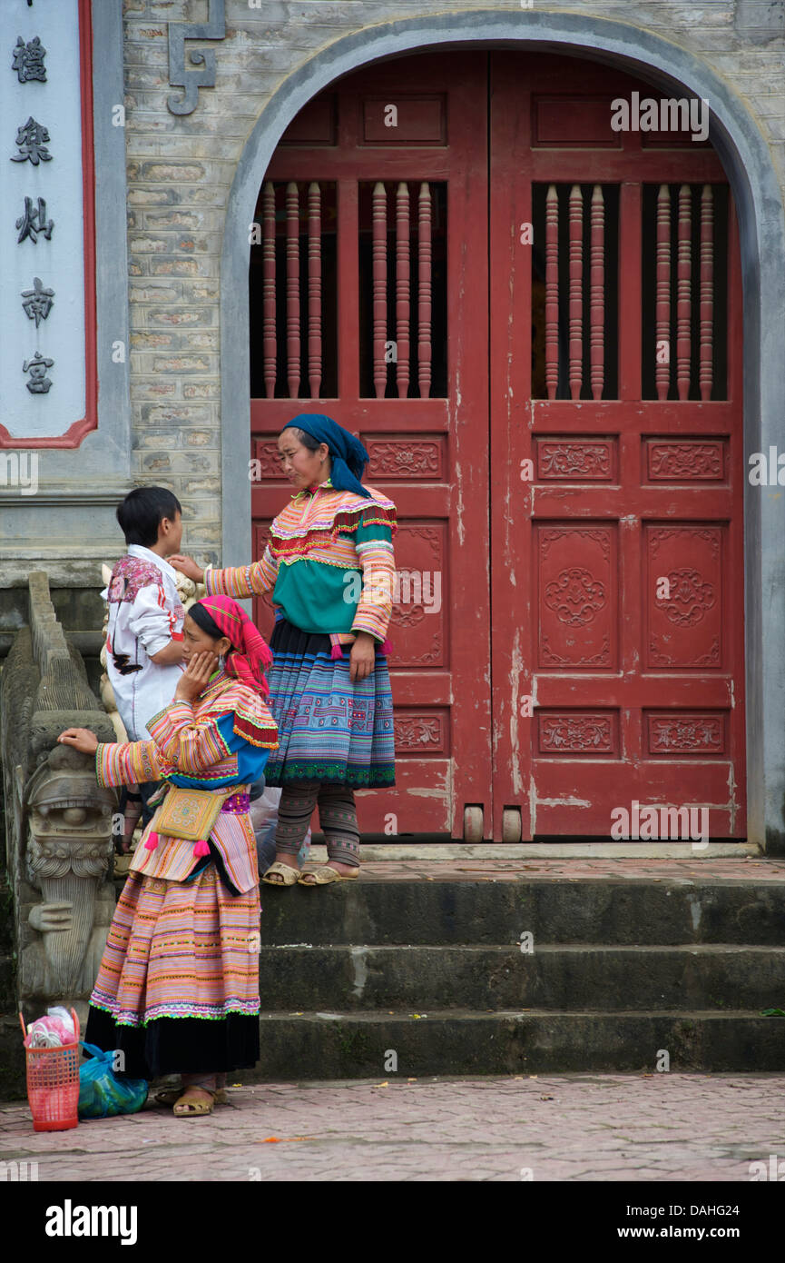 La communauté tribale Hmong. En attente en dehors du temple à Bac Ha, province de Lao Cai, Vietnam Banque D'Images