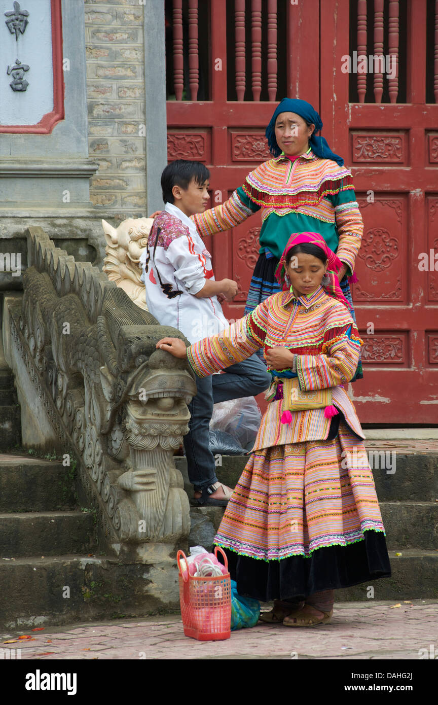 La communauté tribale Hmong. En attente en dehors du temple à Bac Ha, province de Lao Cai, Vietnam Banque D'Images