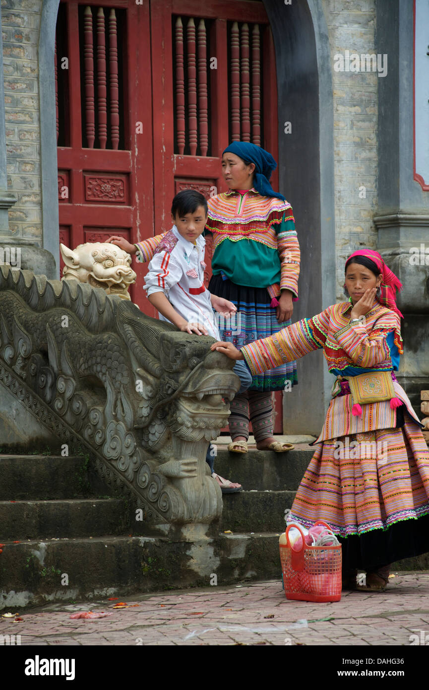 La communauté tribale Hmong. En attente en dehors du temple à Bac Ha, province de Lao Cai, Vietnam Banque D'Images