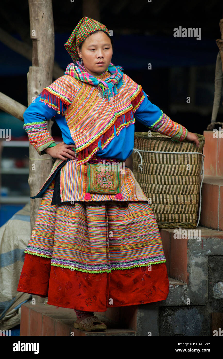 Femme Hmong ower dans différents style de robe tribal, Bac Ha. La province de Lao Cai, Vietnam Banque D'Images