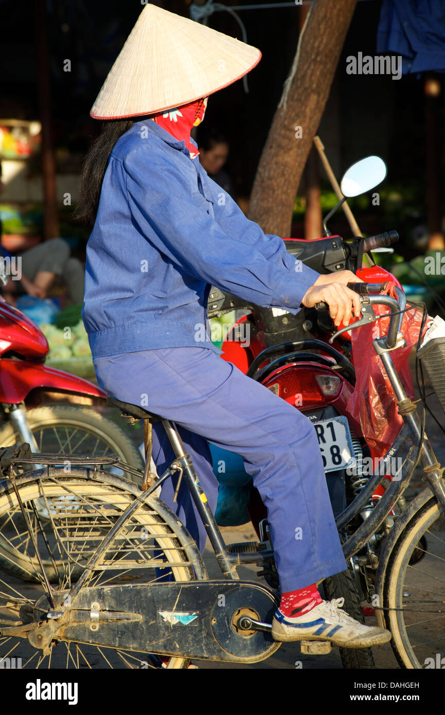 Vietnamienne dans un chapeau conique sur location, Bac Ha, Lao Cai Provine, Vietnam Banque D'Images
