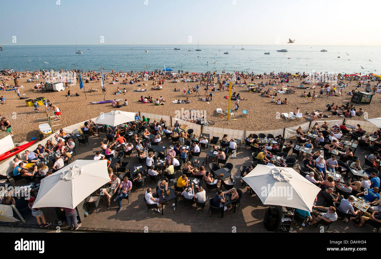 Brighton plage bondée Banque de photographies et d’images à haute